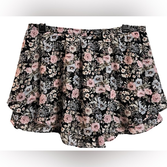 Traded* New! Francesca’s Black/Pink/Purple Floral Elastic Waist Flowy Shorts - Picture 3 of 5